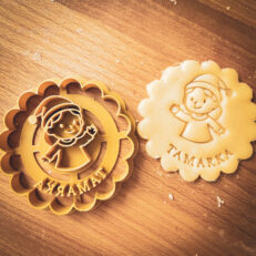 Personalizovaná vykrajovačka - Dievčatko s menom 1