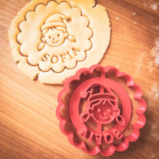 Personalizovaná vykrajovačka - Dievčatko s menom 2